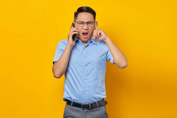 Geschokt Jonge Aziatisch Man Aziatisch Bril Praten Mobiele Telefoon Geïsoleerd — Stockfoto