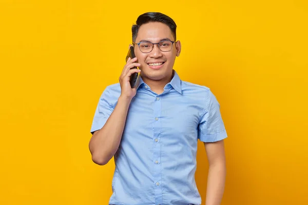 Leende Ung Asiatisk Man Asiatisk Glasögon Talar Mobiltelefon Isolerad Gul — Stockfoto