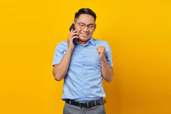 Spännande Ung Asiatisk Man Asiatisk Glasögon Talar Mobiltelefon Isolerad Gul — Stockfoto