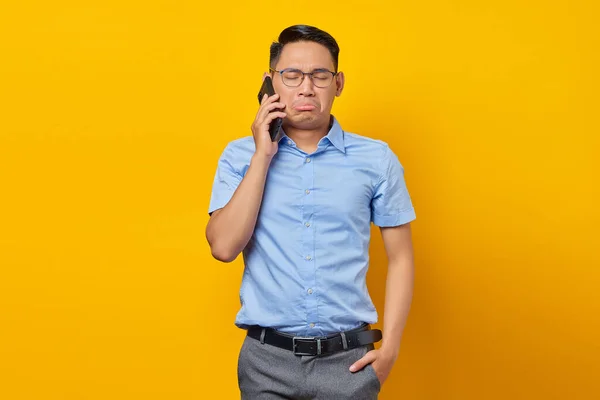 Trieste Jonge Aziatische Man Aziatisch Bril Praten Mobiele Telefoon Geïsoleerd — Stockfoto