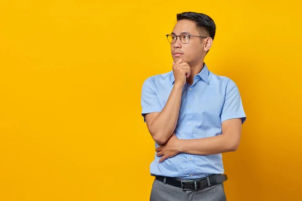 Porträtt Pensiv Ung Asiatisk Man Glasögon Håller Handen Haka Isolerad — Stockfoto