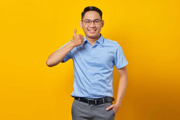 Усміхнений Молодий Азіатський Чоловік Окулярах Показує Великі Пальці Вгору Жестом — стокове фото