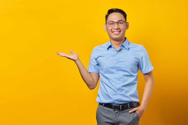 Усміхнений Молодий Азіатський Чоловік Окулярах Показує Копіювати Простір Долоні — стокове фото