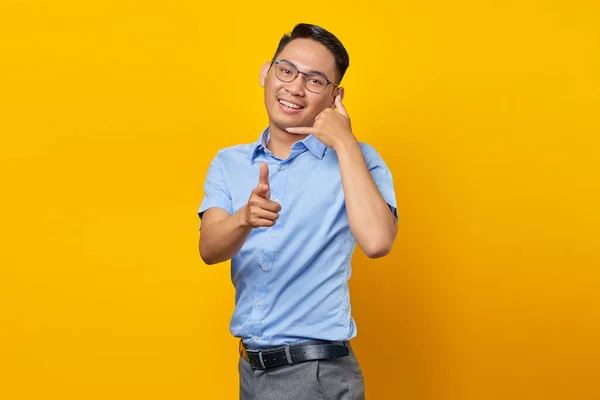 Усміхнений Молодий Азіатський Чоловік Окулярах Показує Мені Жест Рук Вказує — стокове фото