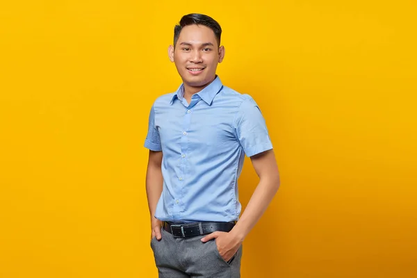 眼鏡を手にした若いアジア系男性の笑顔が描かれ 黄色を背景に楽観的な孤独を感じます ビジネスマンや起業家の考え方 — ストック写真