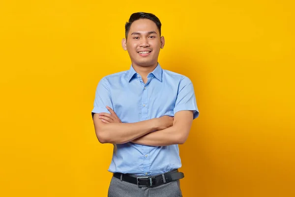 Gözlüklü Gülümseyen Asyalı Genç Adamın Portresi Ele Tutuşuyor Sarı Arka — Stok fotoğraf