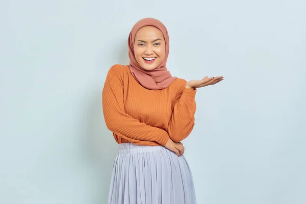 Sorrindo Bela Mulher Asiática Camisola Marrom Hijab Apontando Para Copiar — Fotografia de Stock