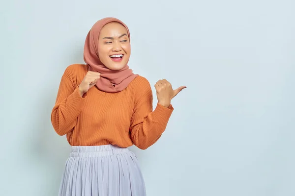 Sorridente Bella Donna Asiatica Maglione Marrone Hijab Puntare Dito Nello — Foto Stock