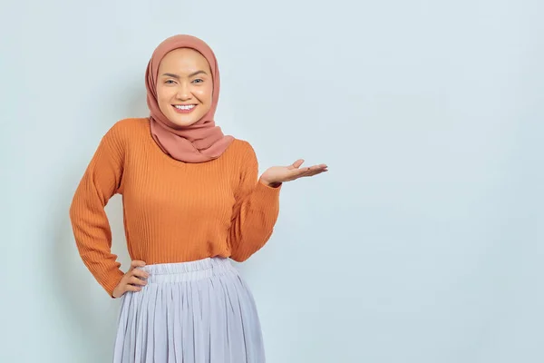 Smiling Beautiful Asian Woman Brown Sweater Hijab Pointing Copy Space — Stock Photo, Image