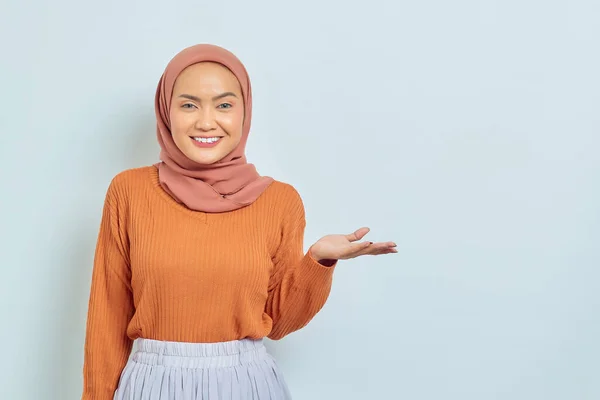 Uśmiechnięta Piękna Azjatycka Kobieta Brązowym Swetrze Hidżabie Wskazująca Skopiowanie Przestrzeni — Zdjęcie stockowe