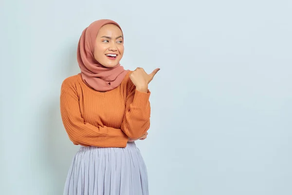 Sonriente Hermosa Mujer Asiática Suéter Marrón Hijab Señalando Dedo Espacio — Foto de Stock