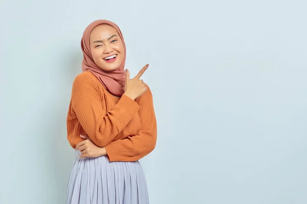 Sorrindo Bela Mulher Asiática Camisola Marrom Hijab Apontando Dedo Espaço — Fotografia de Stock