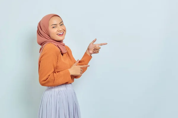 Sorrindo Bela Mulher Asiática Camisola Marrom Hijab Apontando Dedo Espaço — Fotografia de Stock