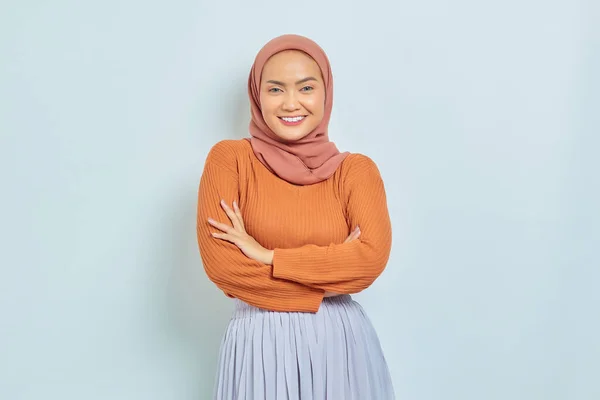 Beautiful Smiling Asian Woman Brown Sweater Crossed Arms Chest Looking — Stock Photo, Image