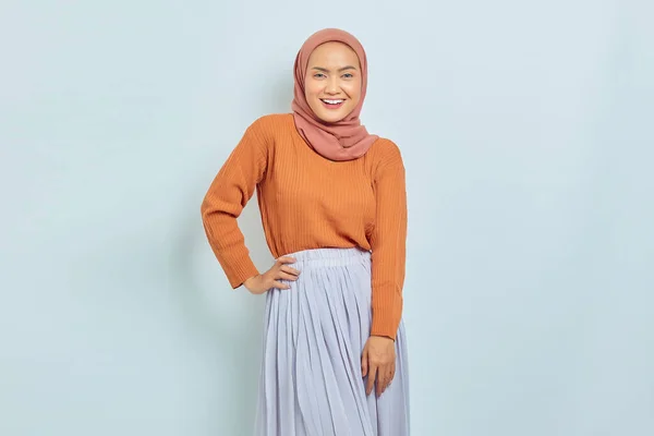 Potret Wanita Muda Muslim Asia Yang Cantik Dengan Sweater Coklat — Stok Foto