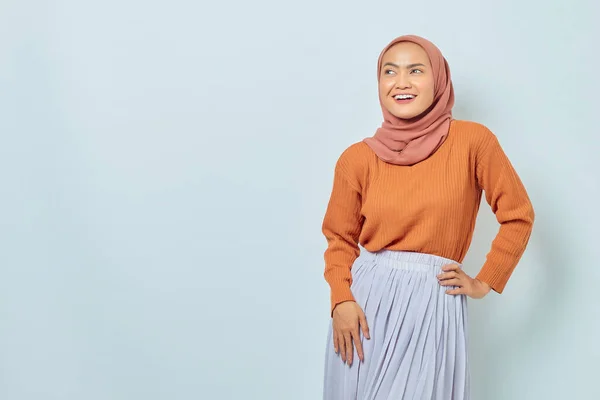 Porträtt Vackra Unga Asiatiska Muslimska Kvinna Brun Tröja Står Med — Stockfoto