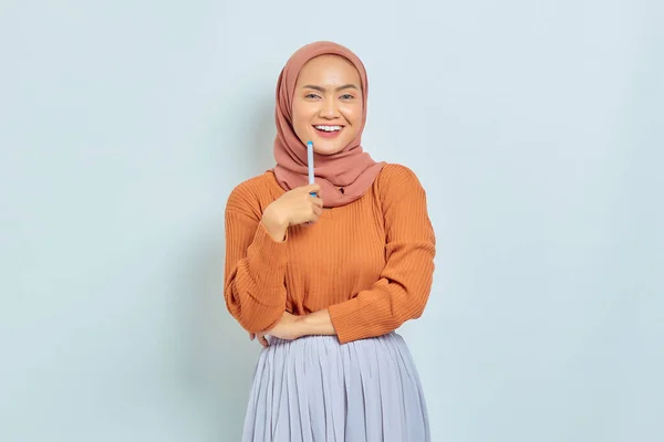 Cheerful Beautiful Asian Woman Brown Sweater Hijab Holding Pen Looks — Stock Photo, Image