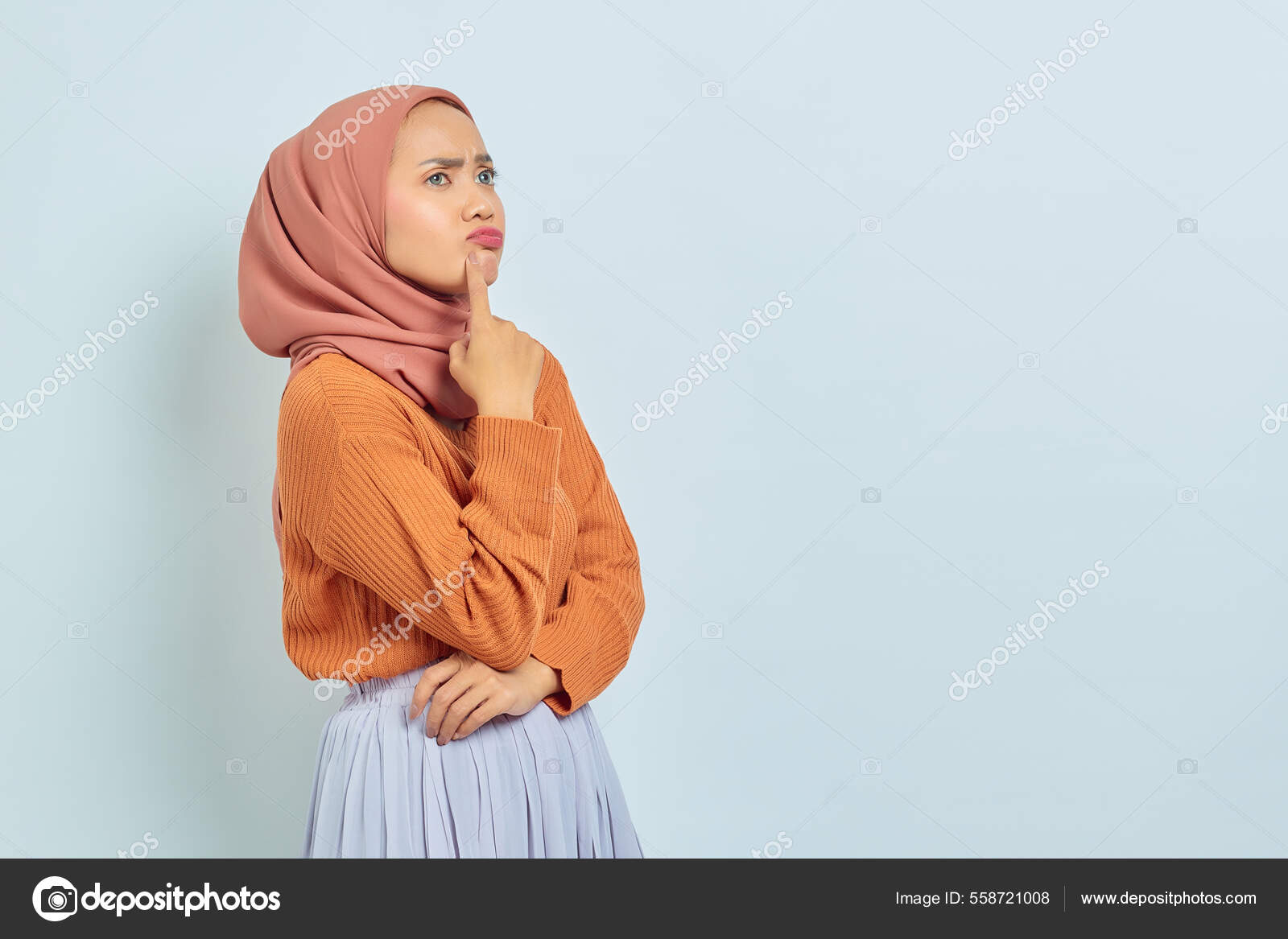 Wanita Muslim Asia Muda Yang Pendiam Dengan Sweater Coklat Dan