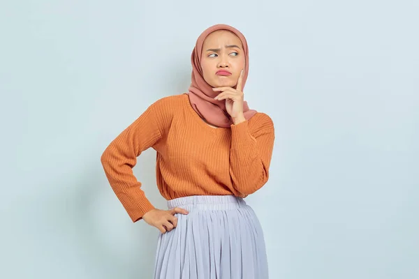 Zamyślona Młoda Azjatycka Muzułmanka Brązowym Swetrze Hidżabie Poważnie Myśląca Pytaniu — Zdjęcie stockowe