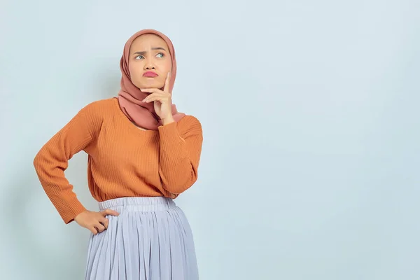 Молодая Азиатская Мусульманка Коричневом Свитере Хиджабе Всерьез Думает Изолированном Белом — стоковое фото