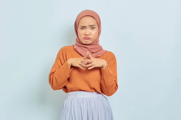 Confused Young Asian Muslim Woman Brown Sweater Hijab Looking Serious — Stock Photo, Image
