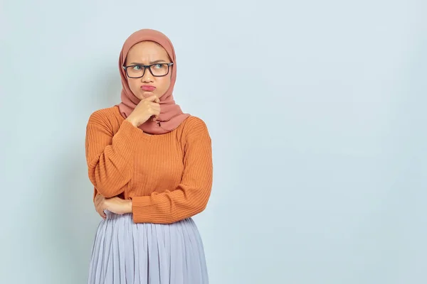 Jeune Femme Musulmane Asiatique Pensive Pull Brun Lunettes Tenant Menton — Photo