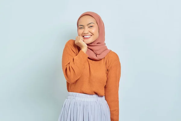 Jovem Mulher Muçulmana Asiática Alegre Camisola Marrom Colocando Palmas Queixo — Fotografia de Stock