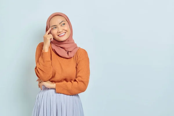 Joven Mujer Musulmana Asiática Alegre Suéter Marrón Mirando Espacio Copia —  Fotos de Stock