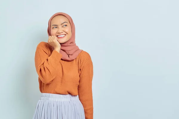 Joven Mujer Musulmana Asiática Alegre Suéter Marrón Poniendo Palmas Barbilla — Foto de Stock