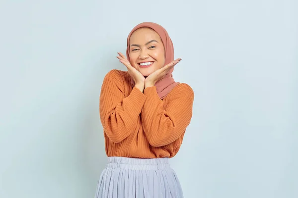 Joyeux Jeune Femme Musulmane Asiatique Pull Brun Mettre Des Paumes — Photo