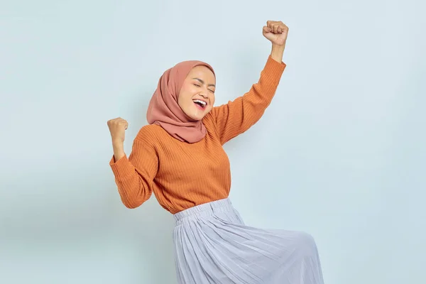 Возбужденная Молодая Азиатская Мусульманка Коричневом Свитере Стоит Делает Победный Жест — стоковое фото