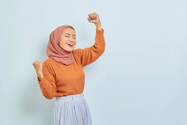 Emocionado Joven Mujer Musulmana Asiática Suéter Marrón Pie Haciendo Gesto — Foto de Stock