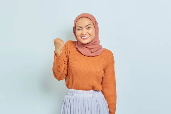 Jovem Mulher Muçulmana Asiática Excitada Camisola Marrom Fazendo Gesto Vitória — Fotografia de Stock