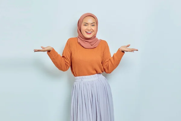 白い背景に孤立ヤシの木と空間をコピーするために立って茶色のセーターに明るい若いアジアのイスラム教徒の女性の肖像画 イスラム教徒のライフスタイルコンセプト — ストック写真