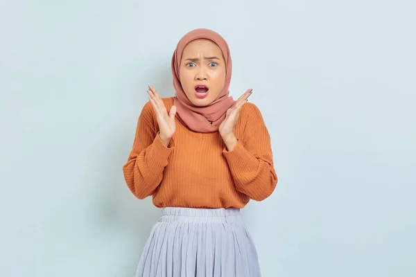 Retrato Surpreendido Jovem Mulher Muçulmana Asiática Com Boca Aberta Olhando — Fotografia de Stock