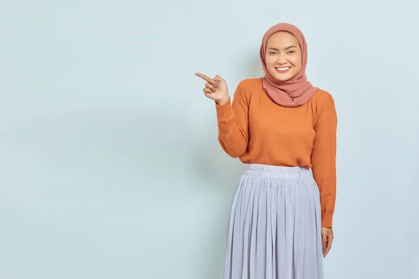 Sonriente Hermosa Mujer Asiática Suéter Marrón Hijab Señalando Dedo Espacio — Foto de Stock