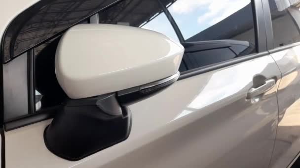 自動的に閉じる現代の白い車のミラー — ストック動画