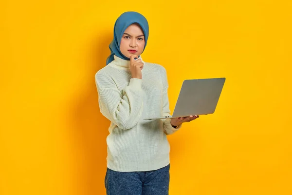 Pensiva Bella Donna Asiatica Maglione Bianco Utilizzando Laptop Sembra Seriamente — Foto Stock