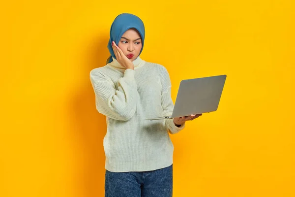 Запуталась Красивая Азиатка Белом Свитере Хиджабе Используя Ноутбук Изолированный Жёлтом — стоковое фото