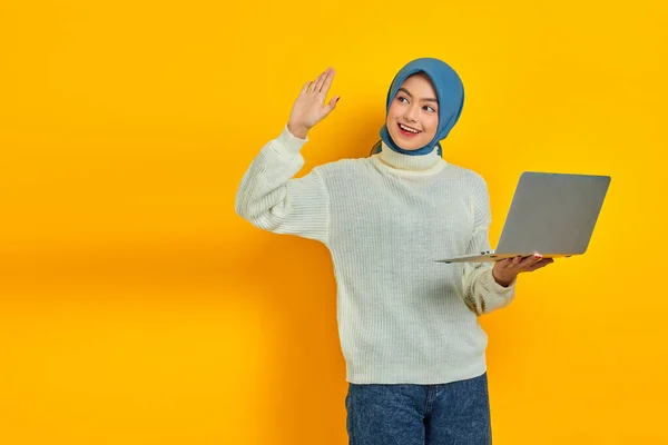 Sorridente Bella Donna Asiatica Maglione Bianco Hijab Che Tiene Computer — Foto Stock