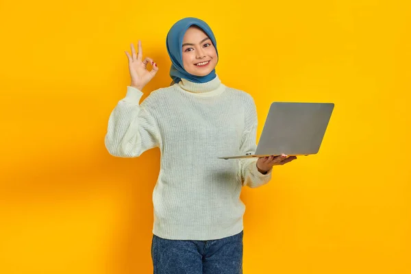 Mosolygó Gyönyörű Ázsiai Fehér Pulóver Hidzsáb Segítségével Laptop Gesztikuláló Jel — Stock Fotó