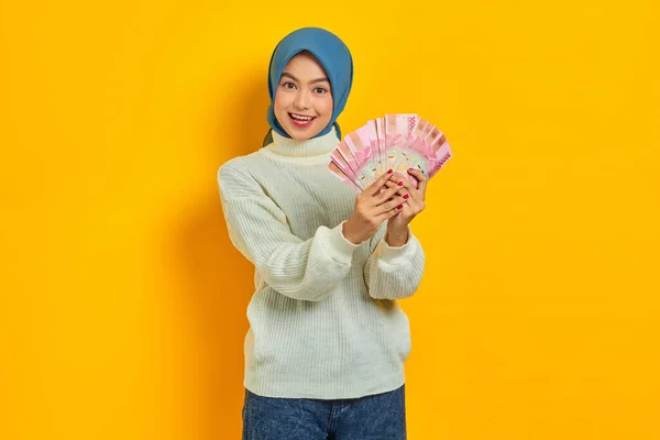 Wanita Muslim Asia Yang Ceria Dengan Sweater Putih Memegang Kipas — Stok Foto