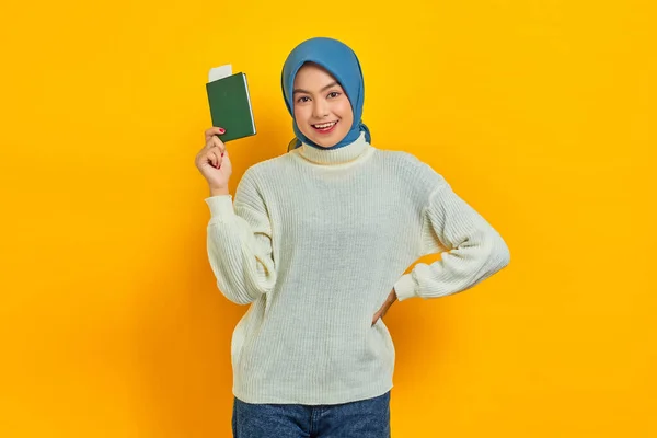 Χαμογελώντας Όμορφη Ασιάτισσα Λευκό Πουλόβερ Που Δείχνει Διαβατήριο Απομονωμένο Κίτρινο — Φωτογραφία Αρχείου
