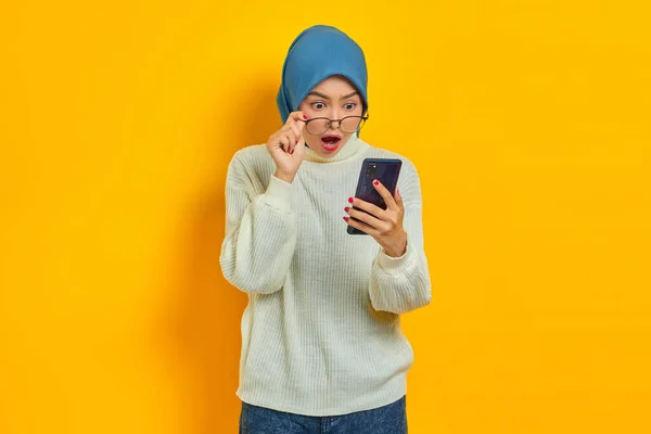 Портрет Шокированной Молодой Азиатки Белом Свитере Хиджабе Помощью Мобильного Телефона — стоковое фото
