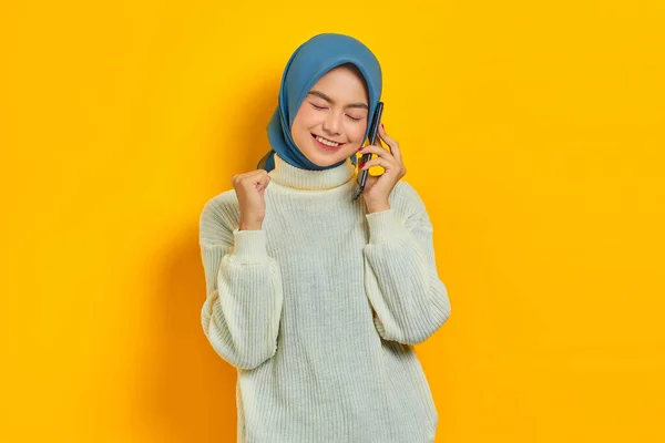 Χαρούμενη Όμορφη Ασιατική Γυναίκα Λευκό Πουλόβερ Μιλάμε Κινητό Τηλέφωνο Ενώ — Φωτογραφία Αρχείου