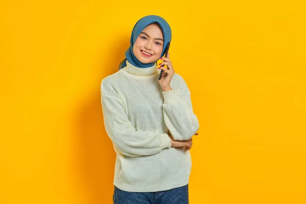 Sorrindo Jovem Mulher Asiática Camisola Branca Hijab Falando Celular Enquanto — Fotografia de Stock