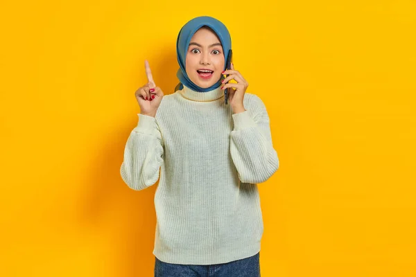 Niesamowita Młoda Azjatka Białym Swetrze Hidżabie Trzymająca Telefon Komórkowy Wskazująca — Zdjęcie stockowe