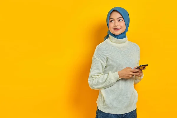 Улыбающаяся Молодая Азиатская Женщина Белом Свитере Хиджабе Помощью Мобильного Телефона — стоковое фото