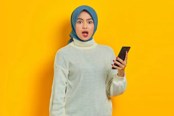 Шокированная Молодая Азиатская Женщина Белом Свитере Хиджабе Использующая Мобильный Телефон — стоковое фото