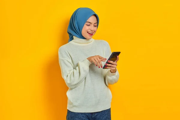 Портрет Веселой Молодой Азиатской Женщины Белом Свитере Хиджабе Помощью Мобильного — стоковое фото